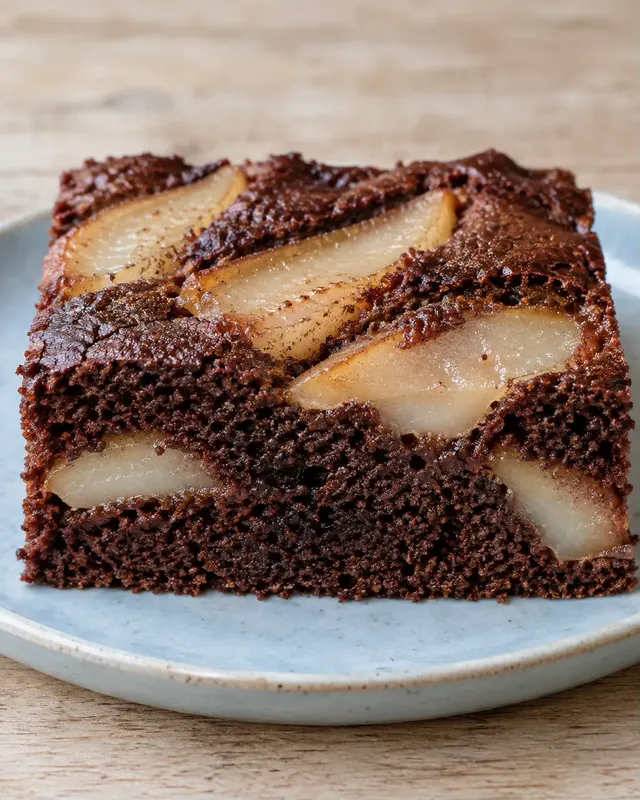 Chokladkaka i långpanna med kardemumma och päron