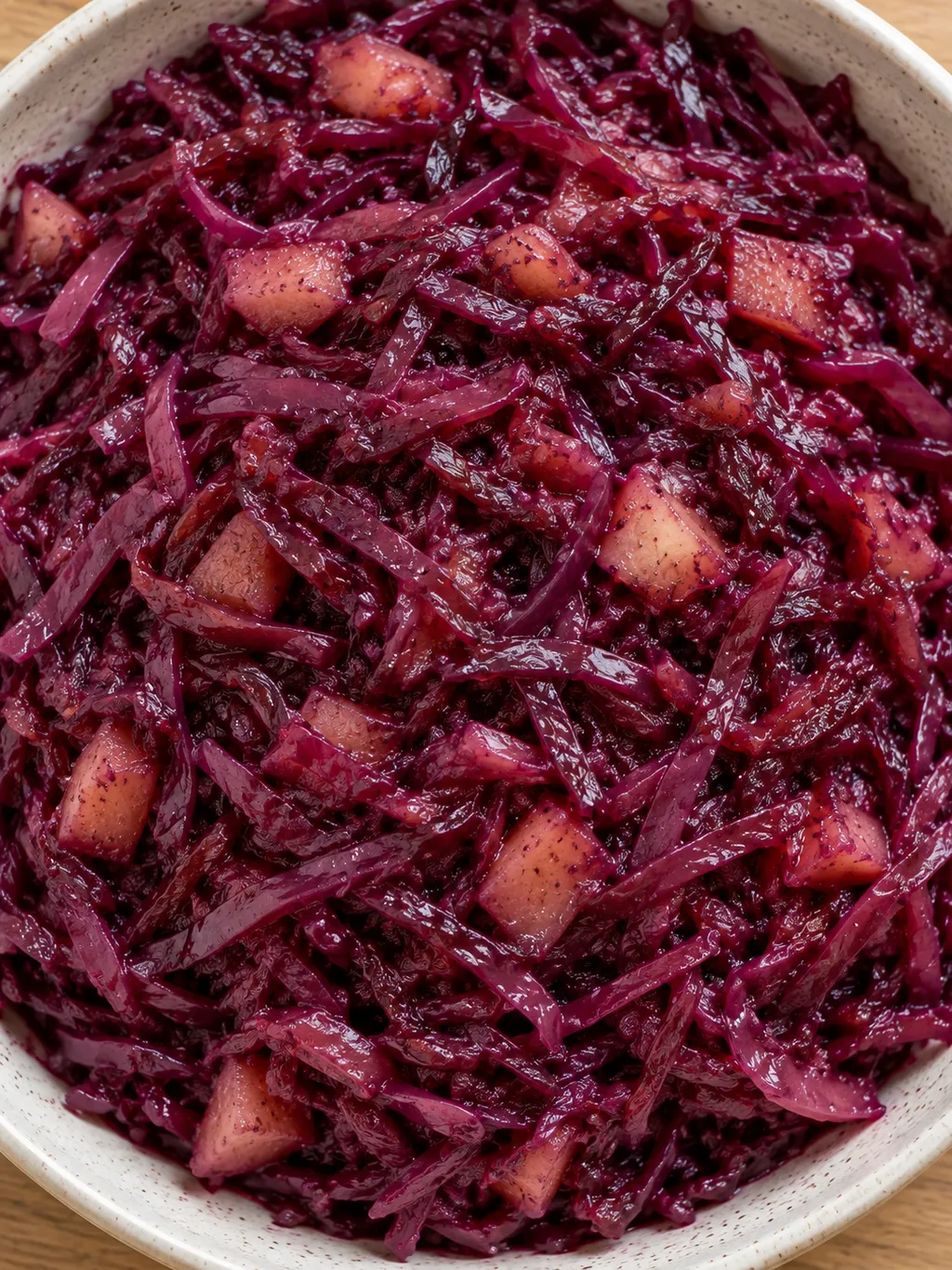 Sötsyrlig julrödkål med mjuka strimlor och inkokt äpple