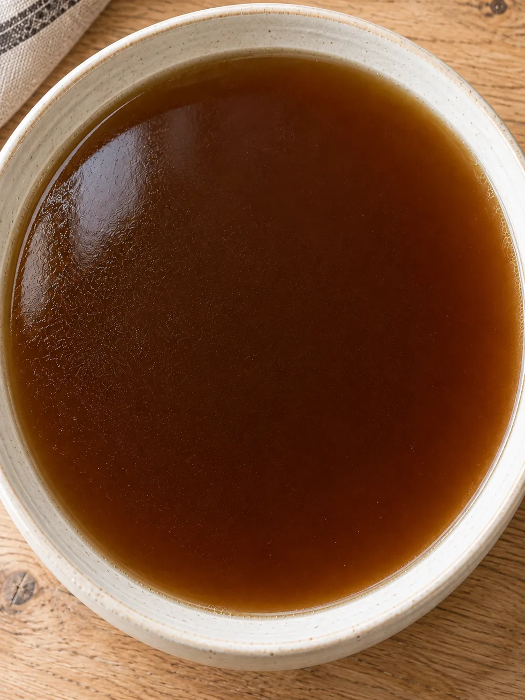 Silad mörkbrun älgfond med naturlig glans i en ljus skål