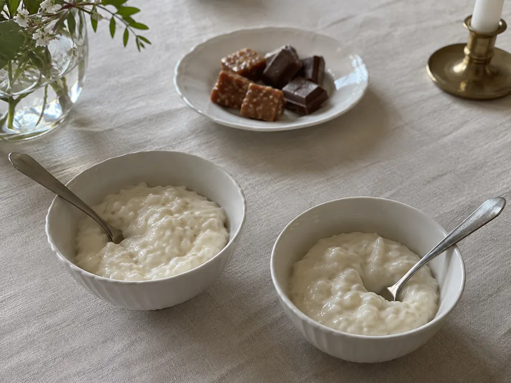 Två skålar ris à la Malta och ett separat litet fat med knäck och choklad.