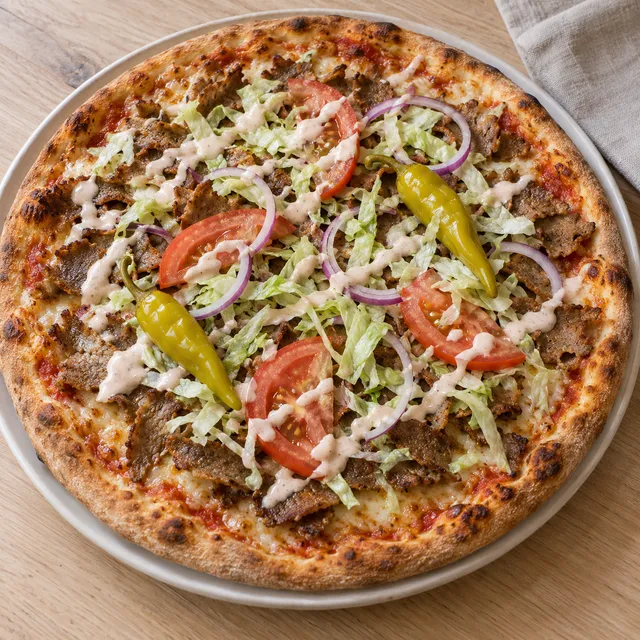 Kebabpizza med vitlökssås, isbergssallad, tomat, rödlök och feferoni