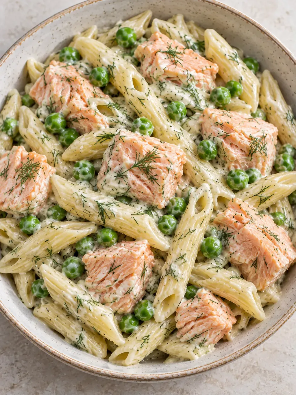 Krämig laxpasta med dill och ärter