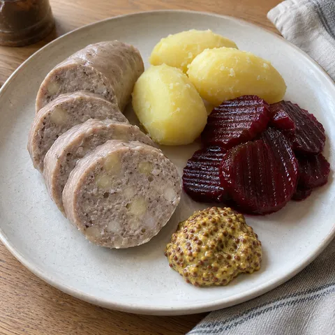 Sjudad värmlandskorv med kokt potatis, inlagda rödbetor och grovkornig senap